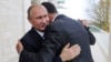ARHIVA: Ruski predsjednik Vladimir Putin grli se sa sirijskim predsjednikom Bašarom al-Asadom tokom susreta u Sočiju, 21. novembar 2017. godina (Foto: Mikhail Klimentyev, Kremlin Pool Photo via AP)