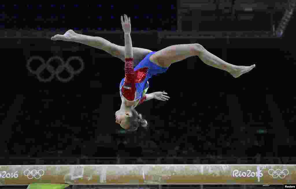 Pesenam Daria Spiridonova dari Rusia bertanding dalam babak kualifikasi putri (7/8). (Reuters/Damir Sagolj)