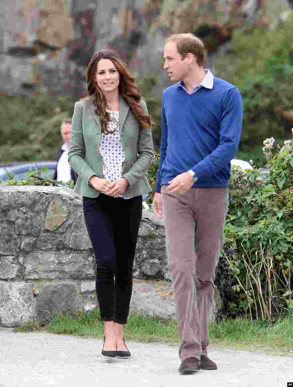 Pangeran William dan Kate Middleton tiba di Breakwater Country Park untuk pembukaan acara Ring O' Fire Anglesey Coastal Ultra Marathon, yaitu maraton sepanjang 135 mil selama tiga hari di pesisir Anglesey yang berbatu dan penuh tantangan di Wales. Bagi Kate, Duchess of Cambridge, ini adalah penampilan publik pertamanya sejak kelahiran putranya, Pangeran George, untuk menemani suaminya, Pangeran William, yang secara resmi membuka acara itu.
