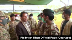 وزیراعظم عمران خان او د پوځ مشر جنرل قمر جاوېد باجوه په نوشکي کې له پوځيانو سره د لیدو په وخت.