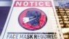 Tanda wajib mengenakan masker dipasang di depan sebuah toko di Philadelphia, 16 Februari 2022. (Ilustrasi). AS memperpanjang mandat penggunaan masker bagi penumpang pesawat dan pengguna angkutan umum.