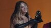 Beyonce acepta el premio al Mejor Álbum de Música Dance/Electrónica por "Renacimiento". durante la 65ª Entrega Anual de los Premios Grammy en el Crypto.com Arena de Los Ángeles el 5 de febrero de 2023.
