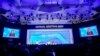 La primera dama de Ucrania, Olena Zelenska, aparece en pantallas de video mientras pronuncia un discurso en el Foro Económico Mundial en Davos, Suiza, el 17 de enero de 2023.