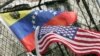ARCHIVO - Un hombre sostiene banderas de Venezuela y Estados Unidos durante un acto político en Nueva York, el 17 de noviembre de 2006.