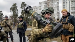 Бойцы украинской территориальной обороны в окрестностях Киева. Март 2022г.