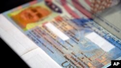 Частично отредактированный паспорт США с обозначением пола «X», выданный в Форт-Коллинзе, штат Колорадо, 27 октября 2021 года.