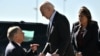 El presidente de EEUU, Joe Biden, le da la mano al gobernador de Texas, Greg Abbott, después de que Abbott le entregó una carta que describe los problemas en la frontera sur a su llegada al Aeropuerto Internacional de El Paso, Texas, el 8 de enero de 2023.