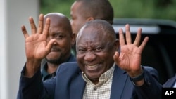 Presidente Cyril Ramaphosa à saída de sede do ANC, Johannesburg, Africa do Sul, 5, Dezembro 2022 (arquivo)