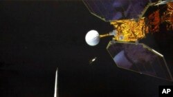 Wahana luar angkasa Challenger saat meluncurkan Earth Radiation Budget Satellite pada 1984. (Foto: NASA/AP)