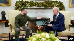 Rais wa Marekani Joe Biden akiwa na mwenzake wa Ukraine, Volodymyr Zelenskyy kwenye ikulu ya Marekani Jumatano