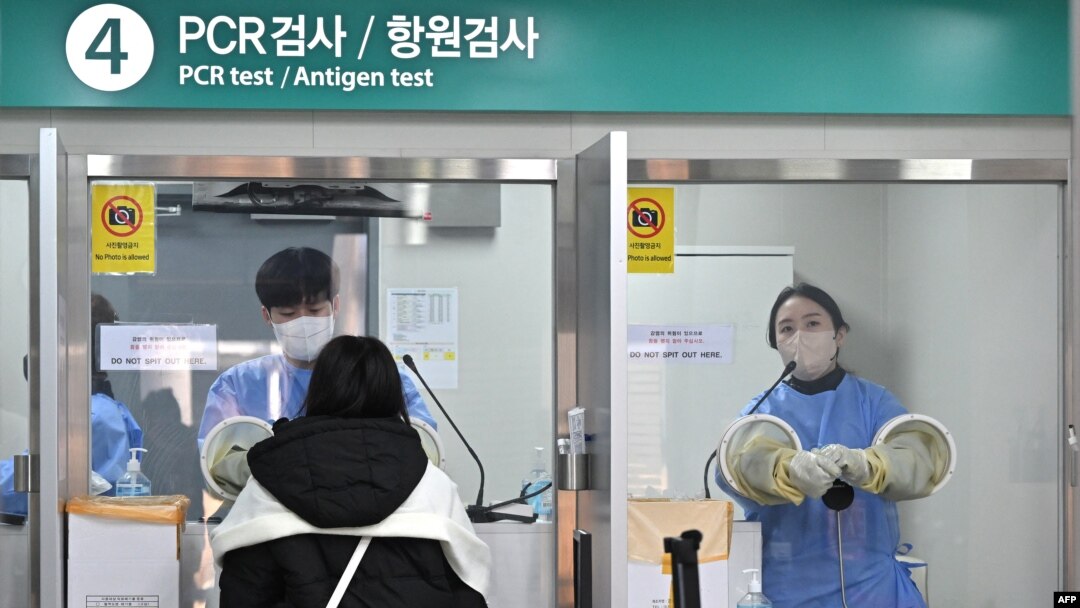 지난 3일 한국 인천공항에서 중국발 승객들의 신종 코로나바이러스 감염 검사를 하고 있다.