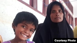 Mkimbizi wa kabila la Rohingya Hatemon Nesa, 27, na mtoto wake Umme Salima, 5, baada ya kuokolewa huko Aceh, Indonesia December 26.
