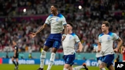 Marcus Rashford salta al celebrar el primer gol de Inglaterra ante Gales en el partido por el Grupo B del Mundial, el martes 29 de noviembre de 2022, en Doha, Qatar.