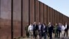 El presidente Joe Biden habla con el representante de EEUU, Henry Cuellar, durante su visita a la frontera entre Estados Unidos y México para evaluar las operaciones de control fronterizo, en El Paso, Texas, Estados Unidos, el 8 de enero de 2023. [Reuters]