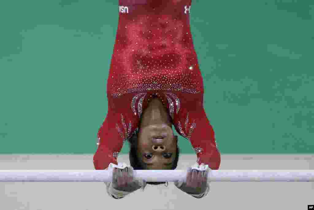 Pesenam AS Gabrielle Douglas berlatih di Rio (4/8). (AP/Julio Cortez)
