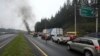 Vehículos varados en la carretera E-34 durante una protesta nacional contra el gobierno de Guillermo Lasso, convocada principalmente por organizaciones indígenas en Cotopaxi, Ecuador, el 13 de junio de 2022. 