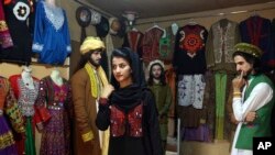 Seorang model tampak mengenakan pakaian tradisional Afghanistan dalam sebuah sesi latihan modeling di Kabul, Afghanistan, pada 3 Agustus 2017. Perempuan tersebut bekerja untuk Ajmal Haqiqi. (Foto: AP/Rahmat Gul)