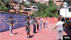 Los niños trabajan fuerza, equilibrio, expresión corporal, autoestima, etc., durante los talleres. [Fotos: Nicoles Kolster, VOA]