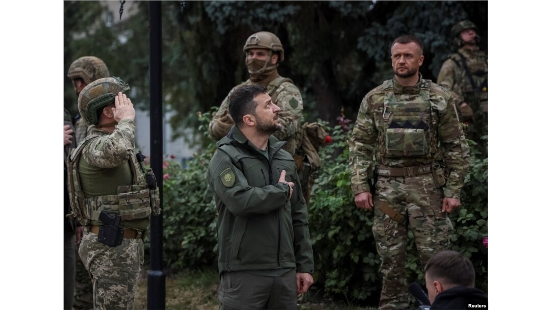 ولودیمیر زلنسکی، رئیس جمهوری اوکراین، به هنگام بازدید از شهر آزاد شده ایزیوم در منطقه خارکیف در شمال شرق اوکراین. ۱۴ سپتامبر ٢٠٢٢