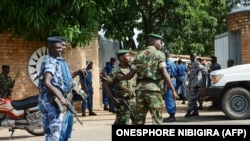 Des agents de sécurité sur la scène d'une attaque à la grenade qui avait tué le général Athanase Kararuza, le 25 avril 2016 à Bujumbura. 