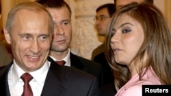 Rais wa Russia Vladimir Putin akiwa na Bi Alina Kabaeva aliyewekewa vikwazo na Marekani Jumanne ,kwenye picha ya awali