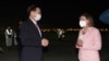 美国国会众议院议长佩洛西2022年8月2日晚抵达台北松山机场后与迎接她的台湾外长吴钊燮交谈。