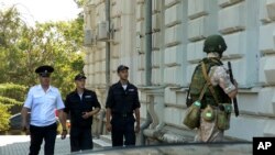 Mwanajeshi wa Russia akilinda makao makuu ya meli za kivita za Russia katika Bahari ya Black Sea huko Sevastopol, Crimea, July 31, 2022. 