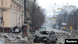 Picha inaonyesha eneo la karibu na jengo la utawala wa jimbo, ambalo maafisa wanasema lilishambuliwa na kombora, katikati mwa Kyiv, Machi 1, 2022. Picha ya Reuters