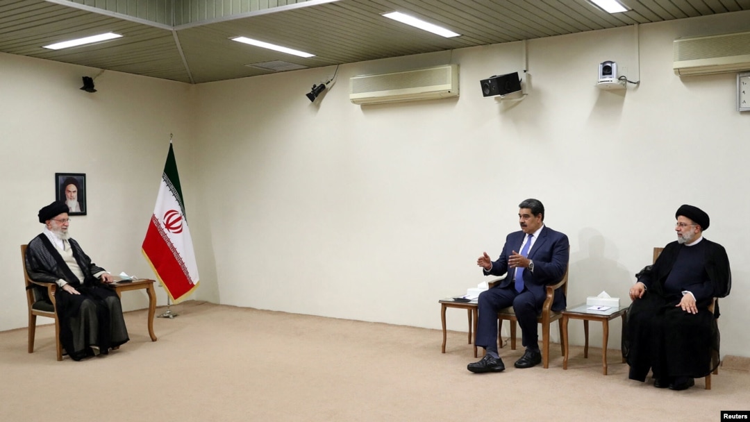 دیدار نیکلاس مادورو و علی خامنه‌ای با حضور ابراهیم رئیسی. تهران، شنبه ١١ ژوئن ٢٠٢٢