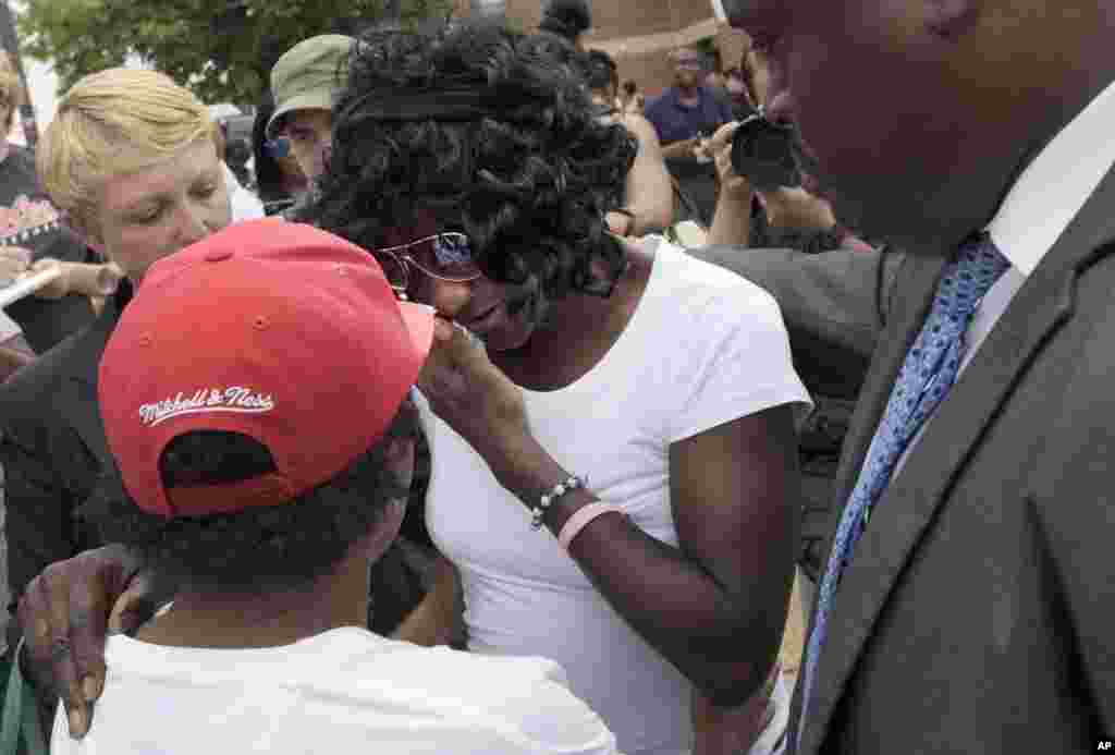 Gloria Darden, center, the mother of Freddie Gray, wipes away tears at a news conference held by Baltimore State's Attorney Marilyn Mosby after prosecutors dropped remaining charges against the three Baltimore police officers who were awaiting trial in her son’s death, in Baltimore, Maryland. The decision by prosecutors comes after a judge had already acquitted three of the six officers charged in the case.