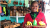 La artesana María Medina muestra algunas de las piezas talladas en madera que fabrica junto a su familia. [Carolina Alcalde/VOA]