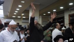 Mahujaji kutoka Israeli wakiwa katika mji wa Uman, kilomita 200 (125 miles) kusini mwa mji mkuu wa Ukraine, Kiev, Ukraine, Jumapili, Sept. 25, 2022. 