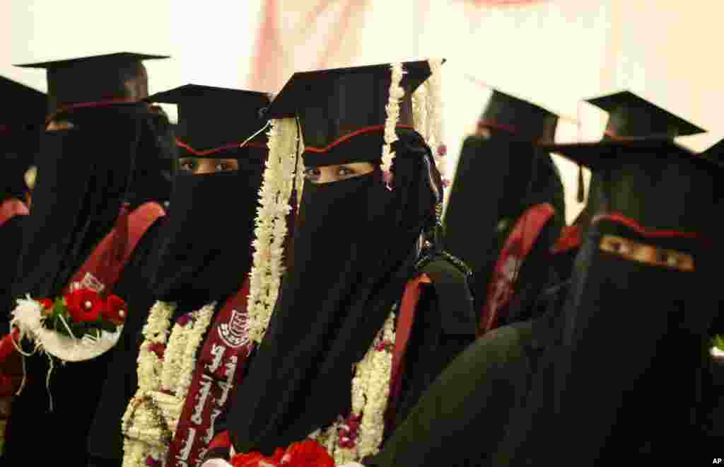 Para mahasiswi Yaman merayakan wisuda mereka dari universitas di Sana'a.