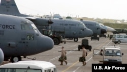 ບັນດາລູກເຮືອຂອງເຮືອບິນ C-130 Hercules ຂຶ້ນເຮືອບິນຂອງພວກເຂົາ ໃນການປະຕິບັດພາລະກິດ ອິດສະຫຼະພາບທີ່ຍືນຍົງ ຢູ່ ຖານທັບອາກາດ Karshi-Khanabad, ອູຊເບກິສຖານ, ວັນທີ 19 ເມສາ 2005.