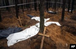 Miili iliyopatikana eneo lililofukuliwa na kukutwa kaburi la halaiki baada ya majeshi ya Ukraine kulikamata eneo la Izium, Ukraine, Sept. 16, 2022.