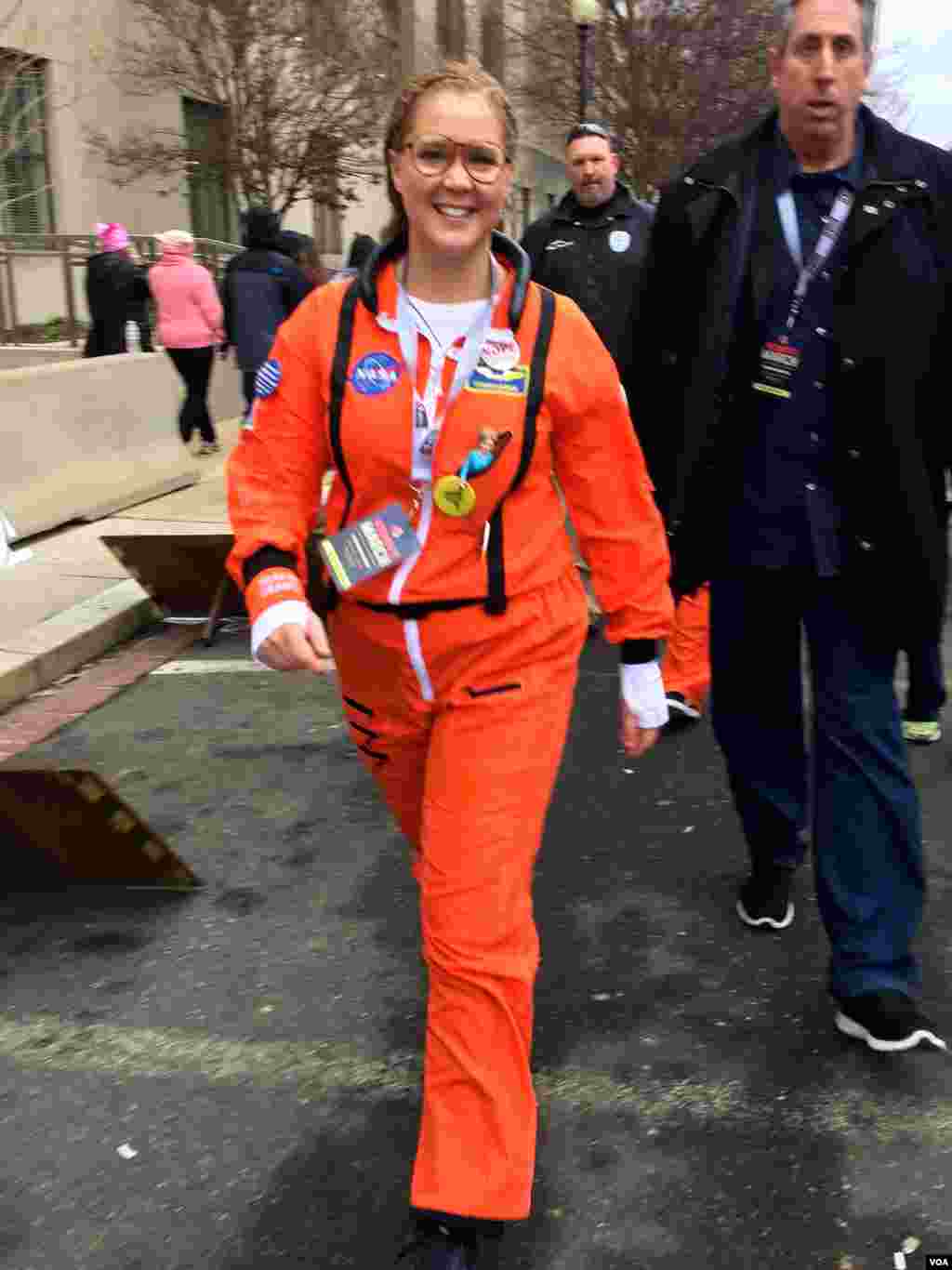 Actress and comedian Amy Schumer at the Women's March in Washington, D.C., Jan. 21, 2017. (Photo. N. Ardanza / VOA)