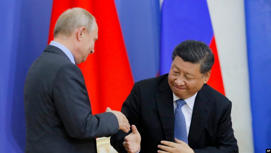 Ruski predsednik Putin uručio je kineskom predsedniku Ši Đinpingu titulu počasnog doktora.