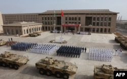 中國軍隊人員參加吉布提中國軍事基地開幕式。這是中國第一個海外海軍基地，是中國擴大其國外軍事存在的重要一步（2017年8月1日）。