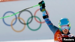 Vận động viên Mỹ Ted Ligety đoạt huy chương vàng bộ môn trượt tuyết Alpine, nội dung đường chữ chi khoảng cách rộng.