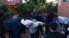 Палестинците се опростуваат од своите роднини убиени во израелското бомбардирање на Појасот Газа, во болницата во Кан Јунис, 3 декември 2023 година.