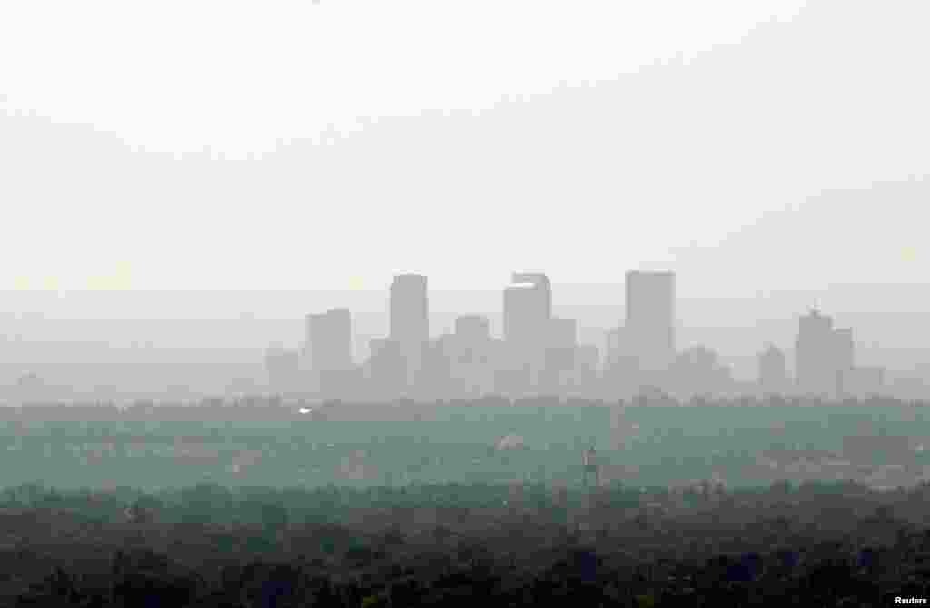 Nền trời trung tâm thành phố Denver bị che mờ vì khói từ nhiều đám cháy rừng.