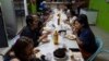 Migrantes, en su mayoría ciudadanos mexicanos recientemente deportados de Estados Unidos, cenan en el refugio para migrantes San Juan Bosco en Nogales, México, el martes 25 de junio de 2024. 