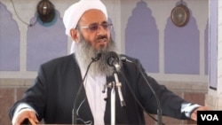 Ulama Sunni Iran paling berpengaruh, Molavi Abdolhamid Ismaeelzahi, yang berasal dari provinsi Iran di Tenggara, Sistan Baluchistan, telah dilarang berkunjung ke bagian lain negara itu oleh pemerintah, kecuali ke ibukota, Tehran.