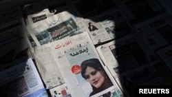 Picha ya Mahsa Amini kwenye kurasa za juu za magazeti ya Iran, Jumapili.