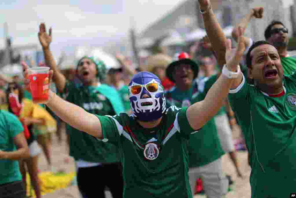Fan Mexico đeo mặt nạ 'Lucha Libre' tại Rio de Janeiro, Brazil.
