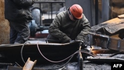 Ремонтные работы на одной из электростанций ДТЭК после российского воздушного удара. Апрель 2024 г.