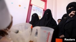 Wanawake wakisubiri msaada wa chakula katika kituo cha kutibu utapiamlo huko Hospitali ya al-Sabeen, Sanaa, Yemen February 24, 2021. REUTERS/Khaled Abdullah