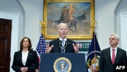 El presidente de Estados Unidos, Joe Biden, habla desde la Sala Roosevelt de la Casa Blanca. Lo acompañan la vicepresidenta Kamala Harris y el fiscal general Merrick Garland. En Washington, el 14 de julio de 2024, un día después de que el exmandatario Donald Trump fuera atacado.
