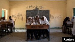 Escolares nigerianas recitan versos del Corán en Maidurui, Nigeria.