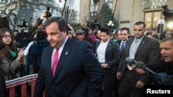 Thống đốc New Jersey Chris Christie (trái) rời Tòa Thị chính thành phố Fort Lee, sau khi thảo luận với thị trưởng về vụ tai tiếng chính trị, 9/1/14